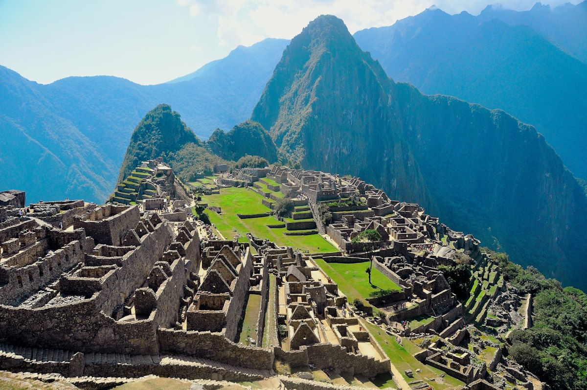 Vista clásica de Machu Picchu con sus estructuras de piedra y el telón de montañas al amanecer