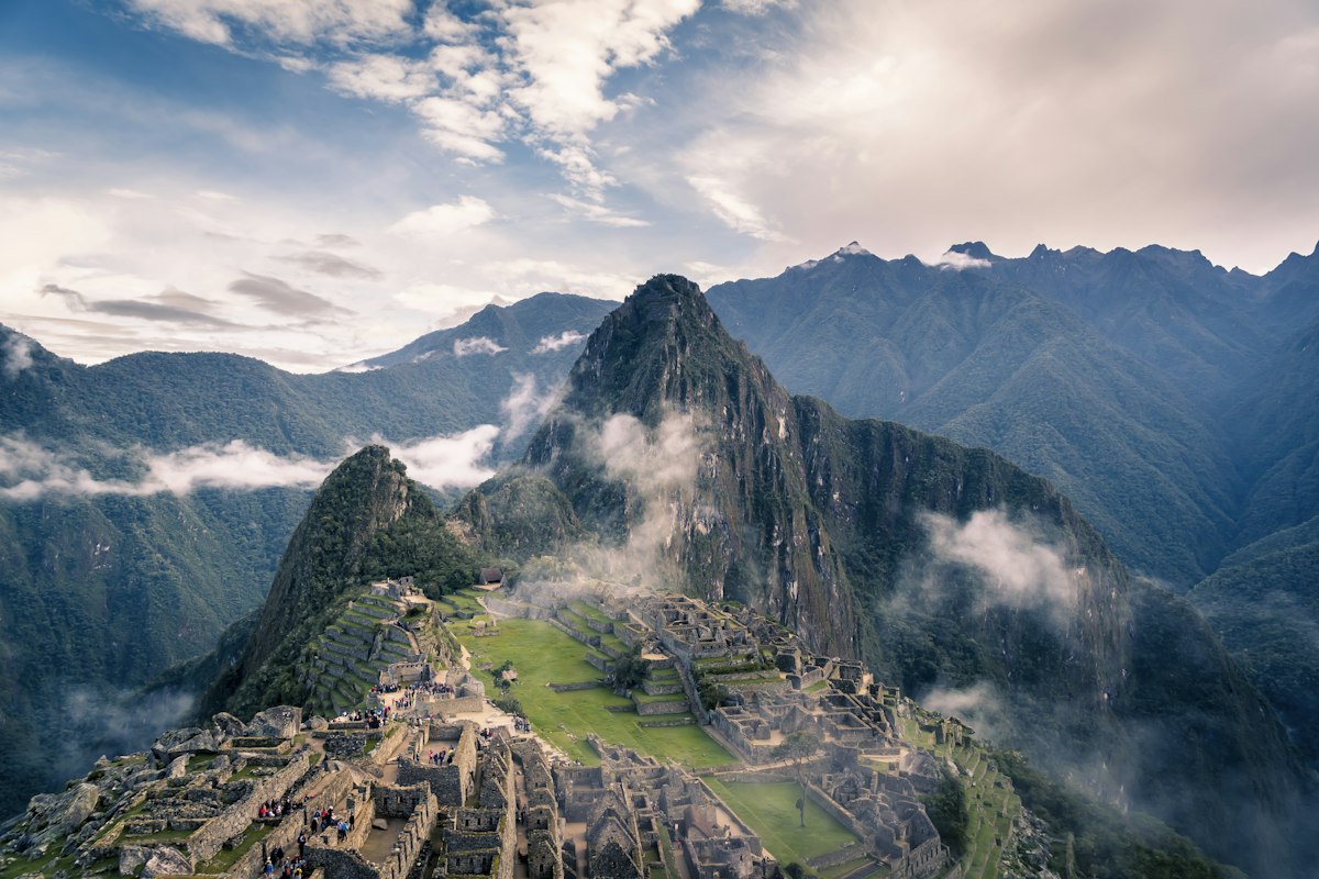 Vista panorámica de la ciudadela de Machu Picchu con la montaña Huayna Picchu al fondo y las terrazas incas