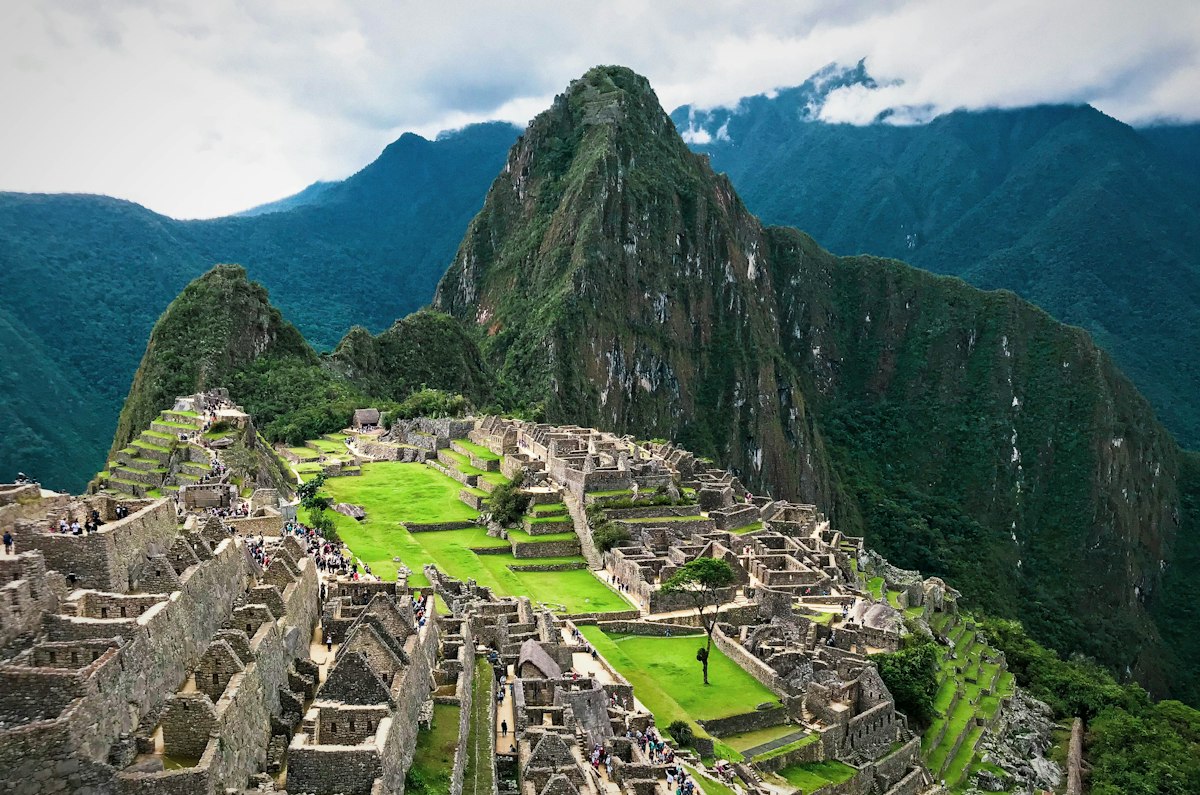Ruinas incas de Machu Picchu entre las montañas verdes de los Andes con el sector de terrazas agrícolas