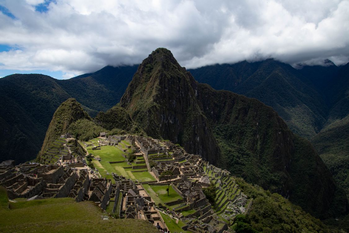 Vista panorámica de las ruinas de Machu Picchu con las montañas andinas al fondo, Perú