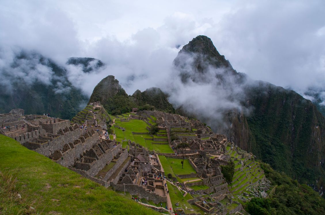 Vista aérea de la ciudadela inca de Machu Picchu rodeada de montañas verdes